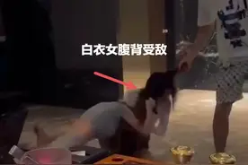 太狠了！KTV内俩美女互殴，其一被男子抓发拖行，并被泼滚烫热汤图片