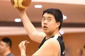 王治郅赴成都看儿子比赛！2米08登场不到5分钟，90后娇妻北京带娃图片
