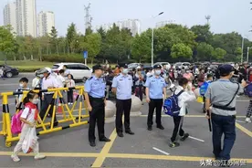 江苏镇江：撑起“平安伞”，润州公安全力护航开学季图片