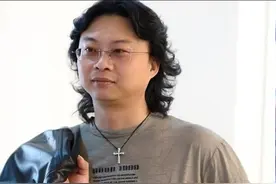 五六十岁男人：不建议留这3种发型，听着洋气，实际显老油腻图片