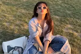 陈思诚陪小女友法国度假，阮巨穿露脐装嘟嘴索吻，打卡埃菲尔铁塔图片