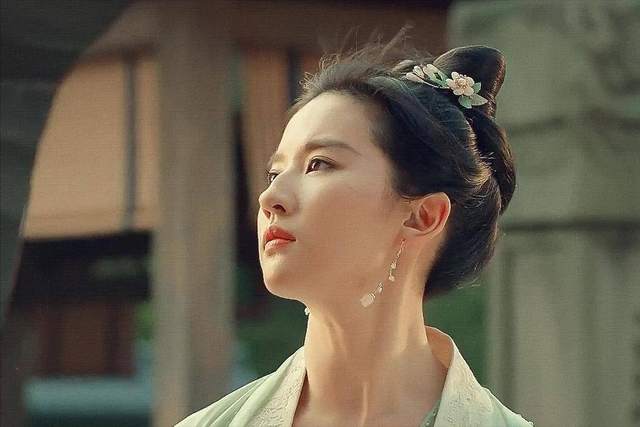 刘亦菲的妈妈刘晓莉：两婚两离，至今单身，长得比女儿还漂亮