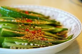 秋葵被称为“绿色人参”，这种植物极其像秋葵，小心吃错后中毒图片