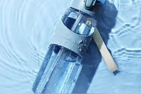 塑料杯适合倒入热水吗，塑料杯的种类有哪些，看完你就明白了图片