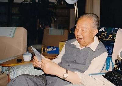 她是主席的妻子，15岁入党，如今依然健在，但很少出现在公众视野