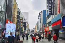 成都最繁华的春熙路重回烟火气，人潮熙熙很热闹，为何总和重庆比图片