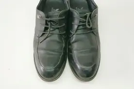 皮鞋再也不用鞋油擦，只需女生都爱用的一个小物件，轻松变新鞋图片