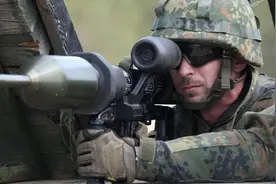 俄低估了对手，乌国获得铁拳火箭筒，不到1万美元就能摧毁俄坦克图片