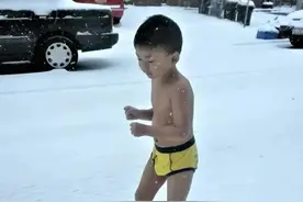 10年前，被父亲逼迫零下13度裸跑的4岁小男孩，如今他有何成就图片