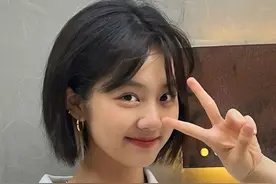 黄磊带女儿出游被拍，16岁多多美出新高度，穿紧身衣被赞自信大方图片