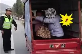 三轮车违法载人 最小的才两岁图片