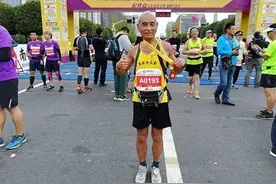瞒不住了！76岁大爷的跑步秘诀是写日记？网友：那我还能再跑40年图片