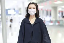 宋祖儿私下里有点随意了，穿着拉链夹克配骑行短裤，反而挺时髦的图片