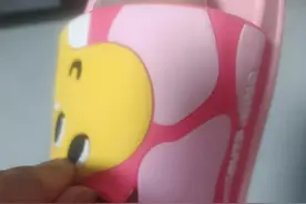 穿了才十来天的拖鞋，竟然裂开了图片