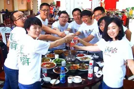 同学聚会提议AA制，公布账单后女同学却集体抵制，网友态度不一图片