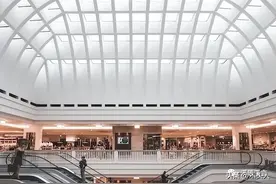 60岁大叔与39岁女友恋爱，分手时追索女方百万，连垃圾桶都带走！图片