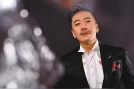 晚会前夕父母惨遭杀害，他含泪唱完退圈，18年后因毛宁重返舞台图片