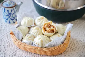 一口气可以吃3个的小包子，又白又胖馅料足，自己在家做的才叫香图片