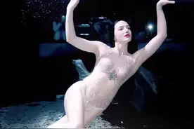 乌克兰185cm人间尤物，水下大秀曼妙舞姿，网友：身材不行！图片