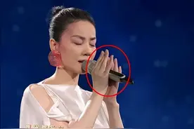 王菲初中泳衣照首曝光，邻居曝她从小反抗妈妈，做作业时偷偷唱歌图片