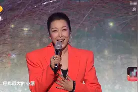湖南台春晚：高圆圆戴俩钻戒，阿朵顶半米高帽子，49岁孙悦露腹肌图片