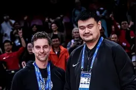 拉风！姚明带5名保镖悉尼出街，2米26巨人引女球迷惊呼：我的妈呀图片