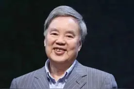 人教版数学课本的插图和语文课本总主编之间的联系图片