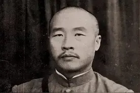 “逃跑将军”山东王韩复榘，两个夫人给他戴绿帽子，后代出大人才图片