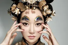 有种“整容”叫萨顶顶，卸妆后神婆变女神，网友：早这样早红了图片