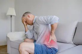 61岁男子左侧腰部疼痛以为是肾结石，医生看了一眼CT：惊出一身汗图片