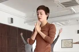 孙俪挑战108遍瑜伽拜日式，40岁身材如少女，活力满满图片