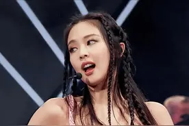 韩国女星Jennie演出服再惹争议，衣服小到露侧乳，肚子上赘肉明显图片