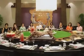 【普法：诈骗罪】女子相亲带23个亲戚花2万，男方逃单被告上法庭图片