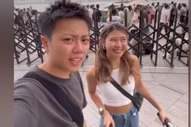 只针对内地？香港情侣嘲讽内地游客随地蹲，菲佣却能在街上打地铺图片