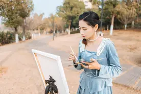 老张被女人缠着，甩也甩不掉，老张采取简单粗暴一招，脱离了魔爪图片