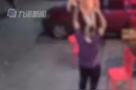 4岁男孩被爸爸举过头顶玩耍不慎头朝地摔下，妈妈回应：………图片