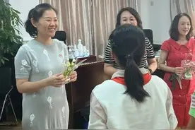 “一朝沐杏雨，一生念师恩。”学生制作积木花束表达对老师的感激图片