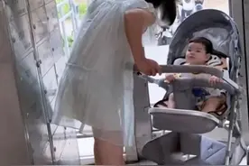 男子为让妻子休息，打扮成妻子的模样带娃：嫁给这样的男人真好！图片