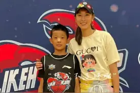 43岁女篮隋菲菲久违亮相！身材傲人素颜仍美艳，大校军衔月薪上万图片