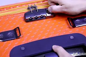 行李箱密码忘记了，试了一圈还是打不开？教你一个30秒解开的窍门图片