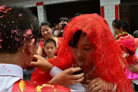 我结婚同事随200元，她家办满月酒我双倍随礼，事后她给我拉黑了图片