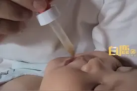 宝宝难受不喝药，姥姥花半小时用滴管喂药，医生：喂药其实有诀窍图片