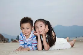 弟弟溜进校门接姐姐被一把揽入怀中图片