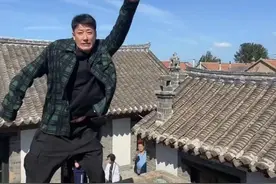 于震夫妇回山东祖宅，站房顶扭腰热舞被指博眼球，家中砖房已老旧图片