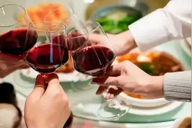 “过期的红酒”是否还能喝？过期了还能有这5大用处，不妨了解图片