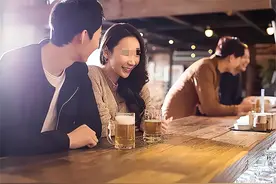 丈夫因暴雨无法回家，妻子在家与男闺蜜相拥，丈夫一招让她后悔图片