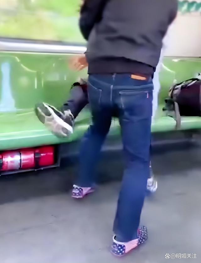 危险！上海地铁男子手持刀具与人发生肢体冲突，客服回应令人不满