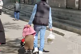 青海西宁：人类幼崽被拎玩偶式拎走 网友：是刚从娃娃机里抓的吗？图片