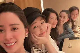 邱泽许玮甯婚后首度秀恩爱，与昆凌等好友聚会，比剪刀手合照放闪图片