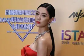 克拉拉身材曲线好撩人，红色抹胸裙摆出几道弯，但小肚子有点明显图片